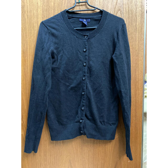 GAP(ギャップ)のギャップ　GAP ２枚セット！赤　黒カーディガン　ベーシックカーディガン レディースのトップス(カーディガン)の商品写真