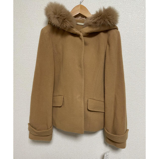 And Couture(アンドクチュール)のAndCuture ファー付きショートコート　キャメル レディースのジャケット/アウター(ピーコート)の商品写真