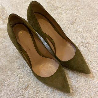 ジャンヴィットロッシ(Gianvito Rossi)のGianvito Rossi ジャンヴィトロッシ　スエード　パンプス　カーキ(ハイヒール/パンプス)