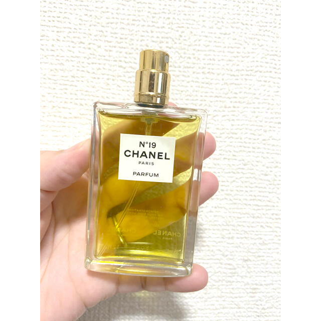 CHANEL(シャネル)のCHANEL no19 ヴァポリザター　香水　35ml コスメ/美容の香水(香水(女性用))の商品写真