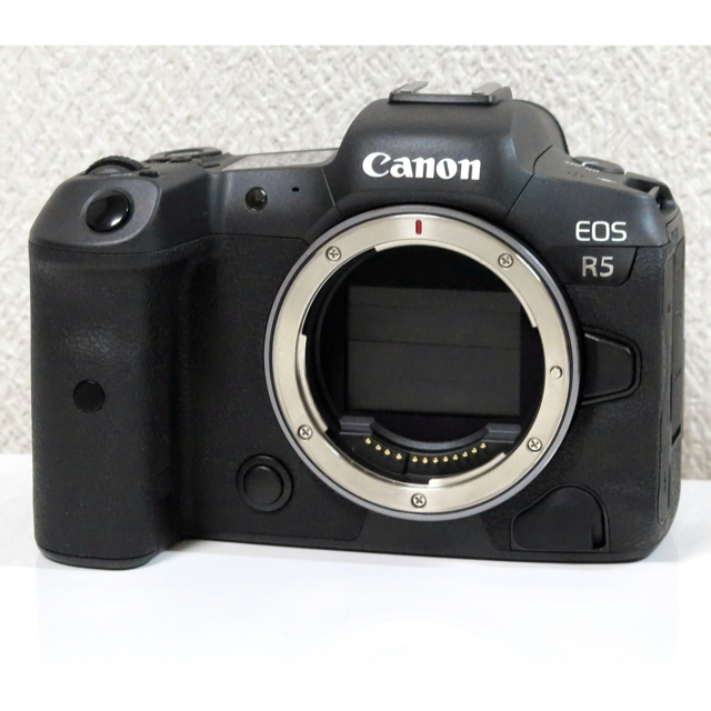 Canon(キヤノン)のCanon EOS R5 ボディ　キャノン スマホ/家電/カメラのカメラ(ミラーレス一眼)の商品写真