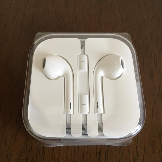 Apple(アップル)のApple EarPods 3.5ミリプラグ　新品未開封 スマホ/家電/カメラのオーディオ機器(ヘッドフォン/イヤフォン)の商品写真