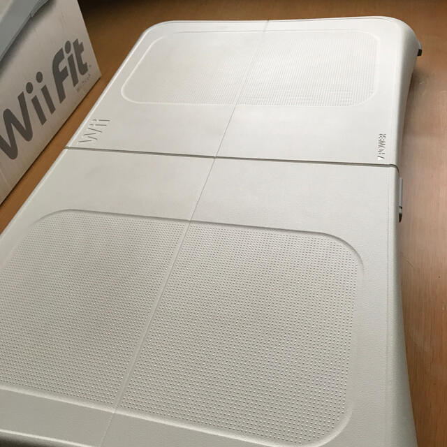 Wii(ウィー)の中古バランスWiiボードとWii Fitソフトのセット エンタメ/ホビーのゲームソフト/ゲーム機本体(家庭用ゲームソフト)の商品写真