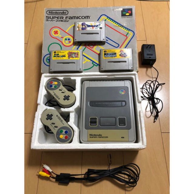 スーパーファミコン(スーパーファミコン)の【中古品】ｽｰﾊﾟｰﾌｧﾐｺﾝ本体、ｺﾝﾄﾛｰﾗｰ、ｶｾｯﾄ3本、付属品、箱付き エンタメ/ホビーのゲームソフト/ゲーム機本体(家庭用ゲーム機本体)の商品写真