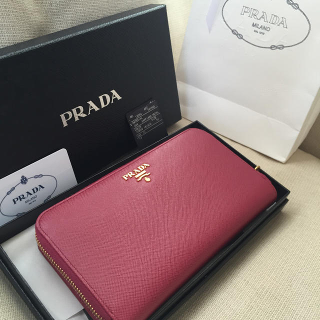 PRADA(プラダ)の超美品！PRADA 長財布 レディースのファッション小物(財布)の商品写真