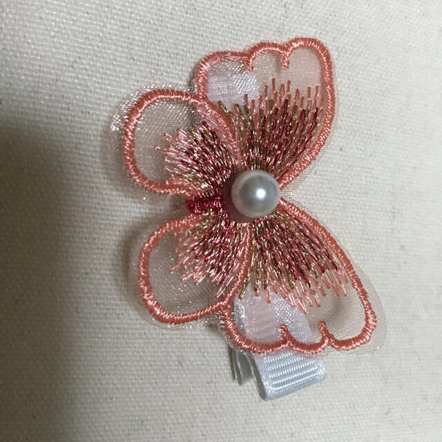 【新品】2個セット 蝶 髪飾り ヘアクリップ 蝶々 レース 刺繍入り 少女　子供