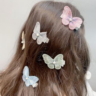 【新品】2個セット 蝶 髪飾り ヘアクリップ 蝶々 レース 刺繍入り 少女　子供(バレッタ/ヘアクリップ)