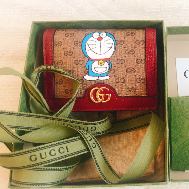 Gucci(グッチ)の保証書付新品gucci グッチドラえもん財布(カードケース コイン紙幣入れ付き) レディースのファッション小物(財布)の商品写真