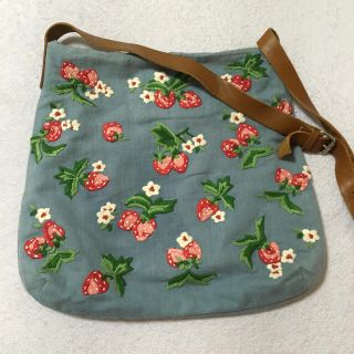 キャスキッドソン(Cath Kidston)のcathkidston刺繍いちご柄バッグ(ショルダーバッグ)