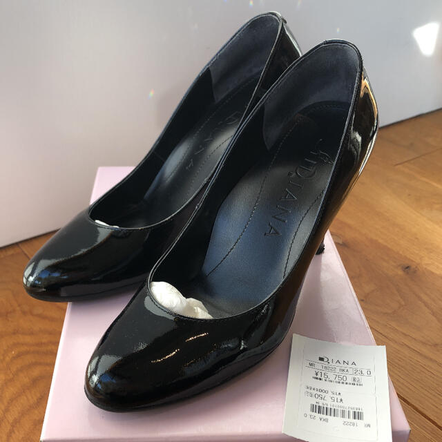DIANA(ダイアナ)のDIANA パンプス 黒　エナメル 23センチ レディースの靴/シューズ(ハイヒール/パンプス)の商品写真