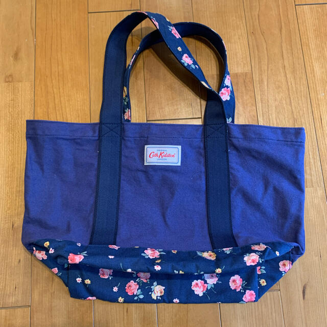 Cath Kidston(キャスキッドソン)のキャス　Cath Kidston トート　花柄　ネイビー レディースのバッグ(トートバッグ)の商品写真