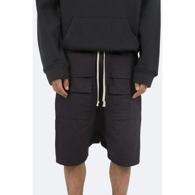 FEAR OF GOD(フィアオブゴッド)のmnml ミニマルDROP CROTCH CARGO SHORTS BLACK メンズのパンツ(ワークパンツ/カーゴパンツ)の商品写真