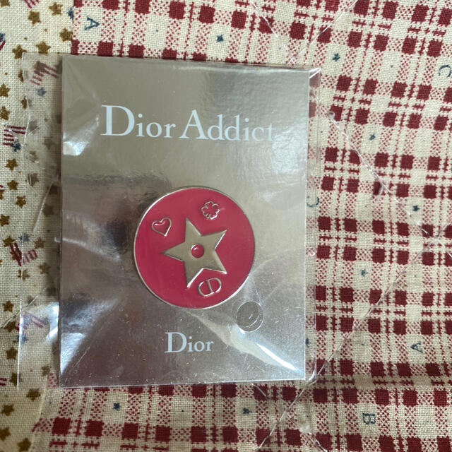 Dior(ディオール)のDior addict エンタメ/ホビーのアニメグッズ(バッジ/ピンバッジ)の商品写真