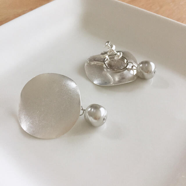 再販◯⚪︎⁺⚫︎メタルプレートとシルバーパールの2wayイヤリング⚫︎⁺⚪︎◯ ハンドメイドのアクセサリー(イヤリング)の商品写真