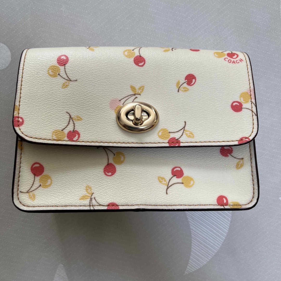 COACH(コーチ)の新品タグ付き　coach さくらんぼ　チェリー　 レディースのバッグ(ショルダーバッグ)の商品写真