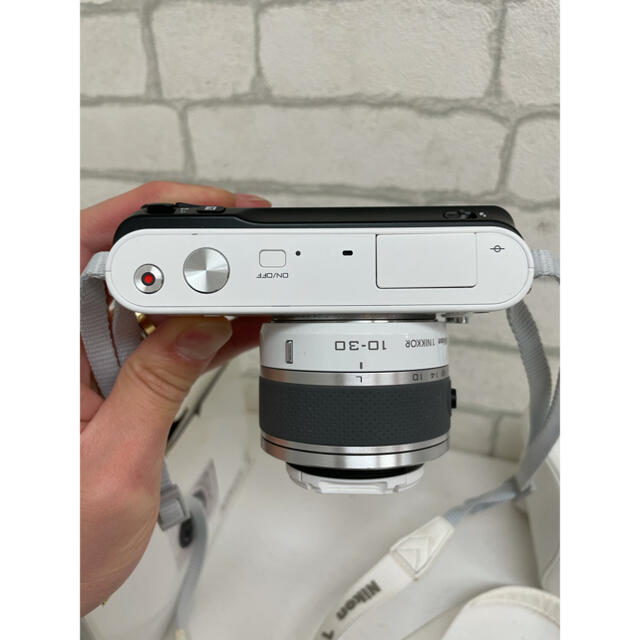 Nikon(ニコン)の【送料無料】Nikon NIKON 1 J1ズームレンズキットWHITE スマホ/家電/カメラのカメラ(ミラーレス一眼)の商品写真