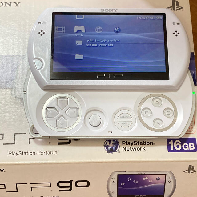 PlayStation Portable(プレイステーションポータブル)のPSP go ホワイト エンタメ/ホビーのゲームソフト/ゲーム機本体(携帯用ゲーム機本体)の商品写真