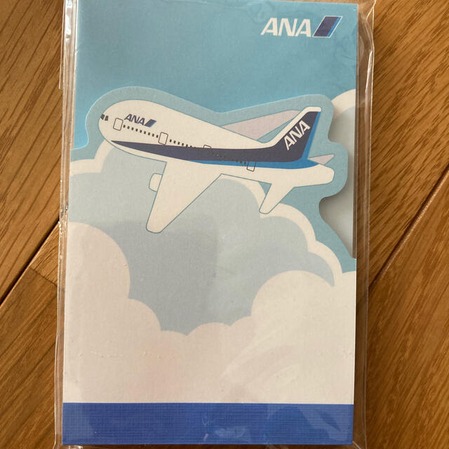 ANA(全日本空輸)(エーエヌエー(ゼンニッポンクウユ))のANAメモ帳 インテリア/住まい/日用品の文房具(ノート/メモ帳/ふせん)の商品写真