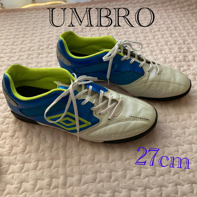 UMBRO(アンブロ)のUMBRO☆人工芝＊フットサル用シューズ スポーツ/アウトドアのサッカー/フットサル(シューズ)の商品写真