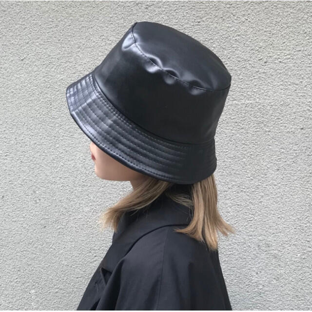 【数量限定】バケットハット　レザーハット　黒　バケハ　韓国　男女兼用 レディースの帽子(ハット)の商品写真