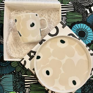 マリメッコ(marimekko)のmarimekko マリメッコ　新作UNIKKO マグカップ＋プレート新品送料込(グラス/カップ)