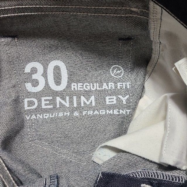 VANQUISH(ヴァンキッシュ)のDENIM BY VANQUISH & FRAGMENT 30 シルバープリント メンズのパンツ(デニム/ジーンズ)の商品写真