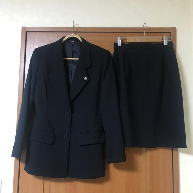 武庫川女子大学　スーツ上下+ブラウス　校章付きのサムネイル