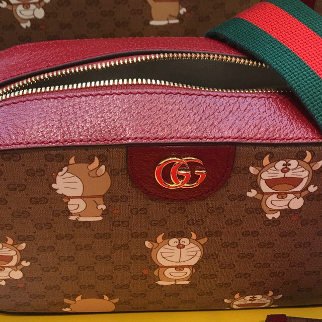 Gucci(グッチ)の入手困難　グッチ牛ドラえもん　ショルダーバック レディースのバッグ(ショルダーバッグ)の商品写真