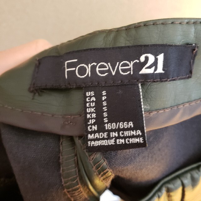 FOREVER 21(フォーエバートゥエンティーワン)のフェイクレザー　ショートパンツ レディースのパンツ(ショートパンツ)の商品写真