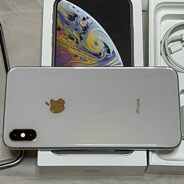 Apple(アップル)のApple iPhone XS Max 256GBシルバーSIMフリー＋おまけ スマホ/家電/カメラのスマートフォン/携帯電話(スマートフォン本体)の商品写真