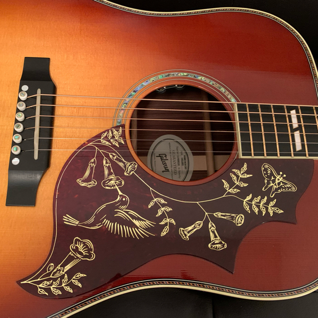 gibson hummingbird deluxe(専用革ストラップ付) 楽器のギター(アコースティックギター)の商品写真