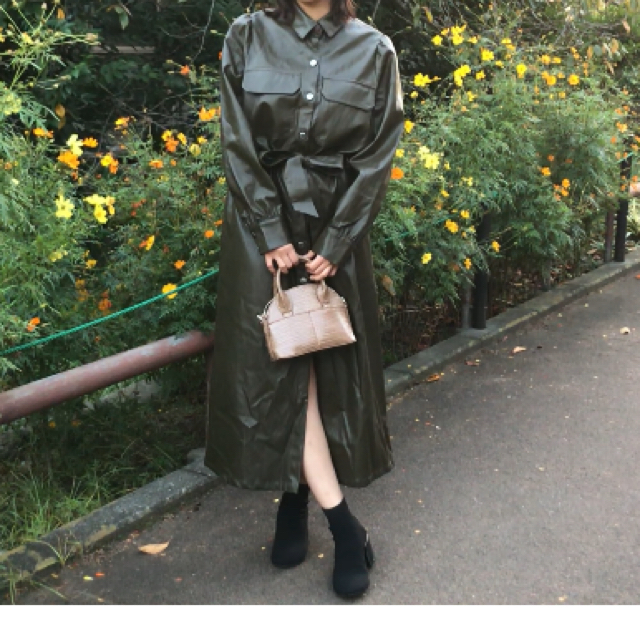 ZARA(ザラ)のZARA/ザラ/フェイクレザーロングシャツワンピース/カーキ レディースのワンピース(ロングワンピース/マキシワンピース)の商品写真