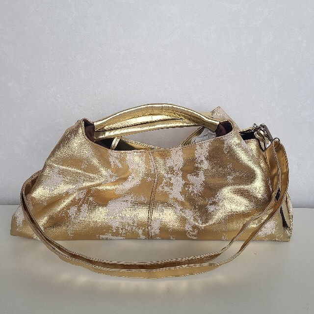コスモポリタンの不思議な形のゴールドバック☆未使用品☆ レディースのバッグ(トートバッグ)の商品写真