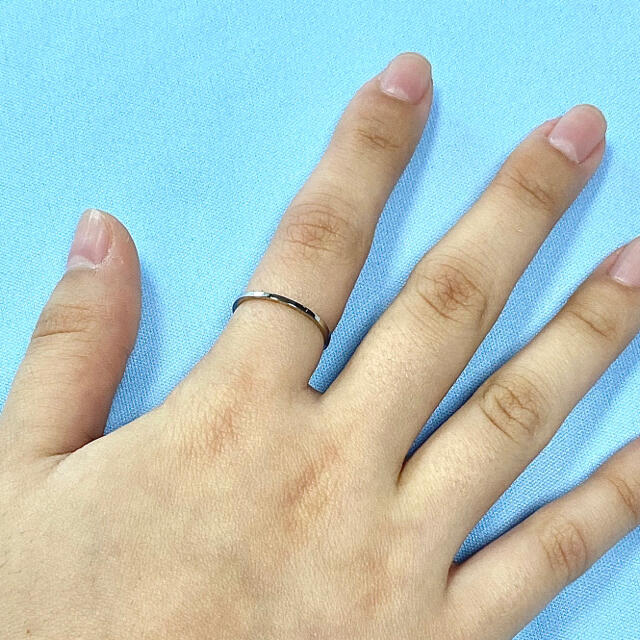 指輪　14号　1mm幅　シルバーカラー　サージカル ステンレス　リング レディースのアクセサリー(リング(指輪))の商品写真