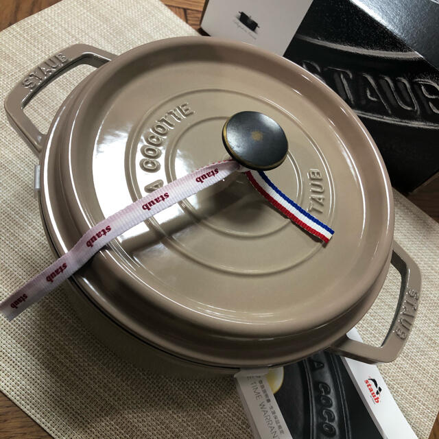 STAUB(ストウブ)のstaub ストウブ ピコ・ココットラウンド リネン 22cm インテリア/住まい/日用品のキッチン/食器(鍋/フライパン)の商品写真