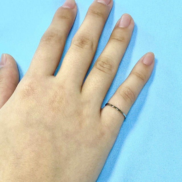 指輪　4号　1mm幅　シルバーカラー　サージカル ステンレス　リング レディースのアクセサリー(リング(指輪))の商品写真