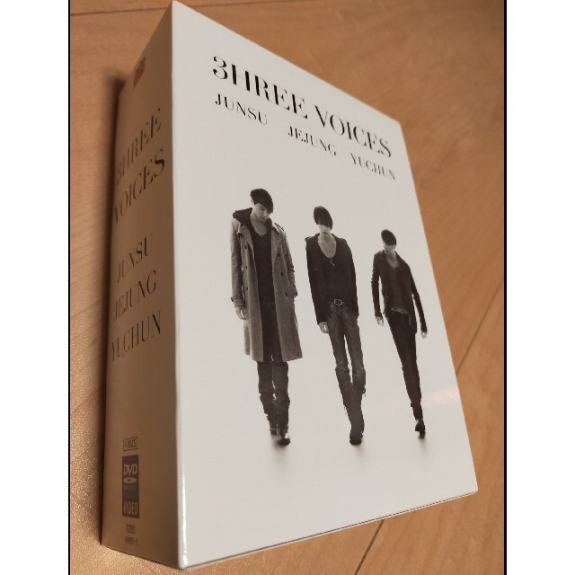 JYJ(ジェイワイジェイ)のJUNSU/JEJUNG/YUCHUN/3HREE VOICES〈DVD4枚組〉 エンタメ/ホビーのDVD/ブルーレイ(ミュージック)の商品写真