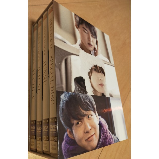 JYJ(ジェイワイジェイ)のJUNSU/JEJUNG/YUCHUN/3HREE VOICES〈DVD4枚組〉 エンタメ/ホビーのDVD/ブルーレイ(ミュージック)の商品写真