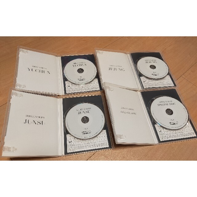 JYJ(ジェイワイジェイ)のJUNSU/JEJUNG/YUCHUN/3HREE VOICES〈DVD4枚組〉 エンタメ/ホビーのDVD/ブルーレイ(ミュージック)の商品写真
