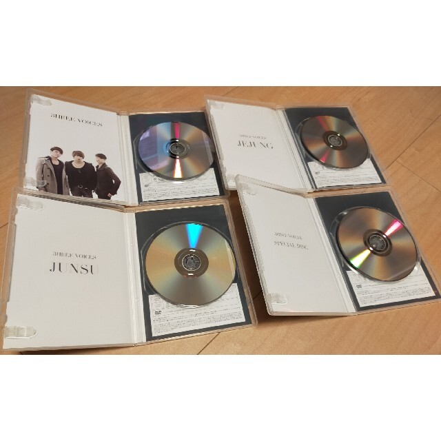 JYJ(ジェイワイジェイ)のJUNSU/JEJUNG/YUCHUN/3HREE VOICES〈DVD4枚組〉 エンタメ/ホビーのDVD/ブルーレイ(ミュージック)の商品写真