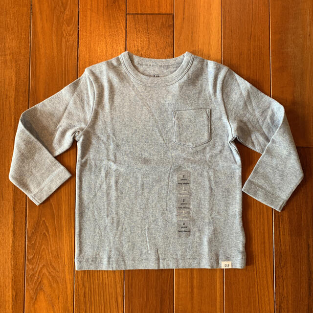 babyGAP(ベビーギャップ)の新品☆babygap☆胸ポケット付き長袖Tシャツ☆95㎝ キッズ/ベビー/マタニティのキッズ服男の子用(90cm~)(Tシャツ/カットソー)の商品写真