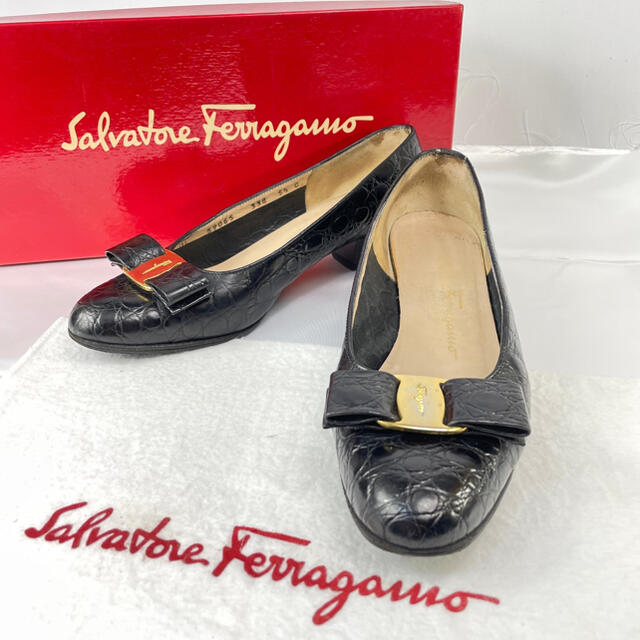 Salvatore Ferragamo(サルヴァトーレフェラガモ)の専用✴︎フェラガモ ヴァラ リボン クロコ型押し レザー パンプス 5ハーフ レディースの靴/シューズ(ハイヒール/パンプス)の商品写真