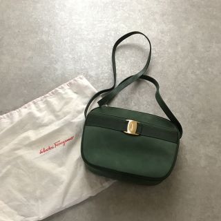 サルヴァトーレフェラガモ(Salvatore Ferragamo)の極美品 フェラガモ ヴァラ ショルダーバッグ グリーン(ショルダーバッグ)