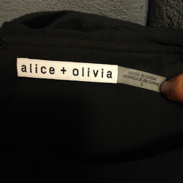 Alice+Olivia(アリスアンドオリビア)のアリスオリビア　ケープドレス　ブラック レディースのワンピース(ミニワンピース)の商品写真