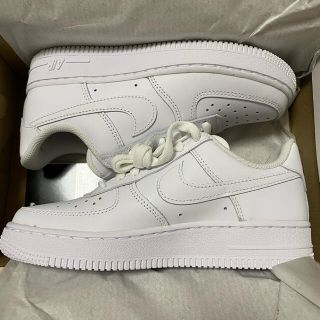 ナイキ(NIKE)のナイキ WMNS エアフォース1 07 22.5cm 新品 白 airforce(スニーカー)