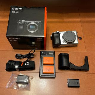 ソニー(SONY)の【2月10日まで値下げ中】SONY a6400 シルバー バッテリー3個付き(ミラーレス一眼)