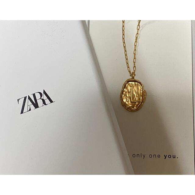 ZARA(ザラ)のZARA イニシャル　ネックレス レディースのアクセサリー(ネックレス)の商品写真