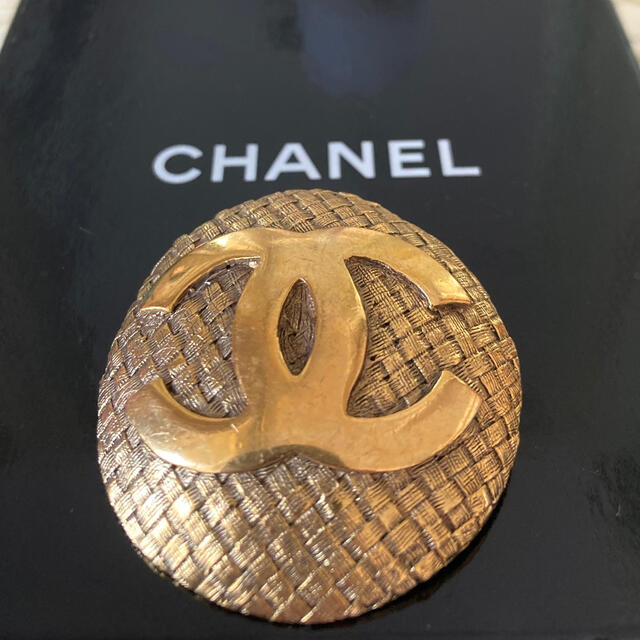 CHANEL(シャネル)のシャネル　ブローチ　正規品 レディースのアクセサリー(ブローチ/コサージュ)の商品写真