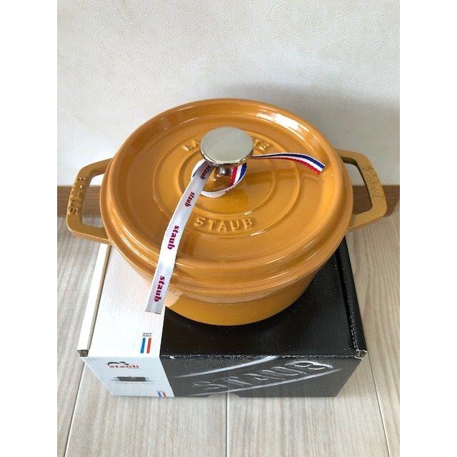 STAUB(ストウブ)の【202】ストウブ ピコ ココット ラウンド 18cm マスタード インテリア/住まい/日用品のキッチン/食器(鍋/フライパン)の商品写真