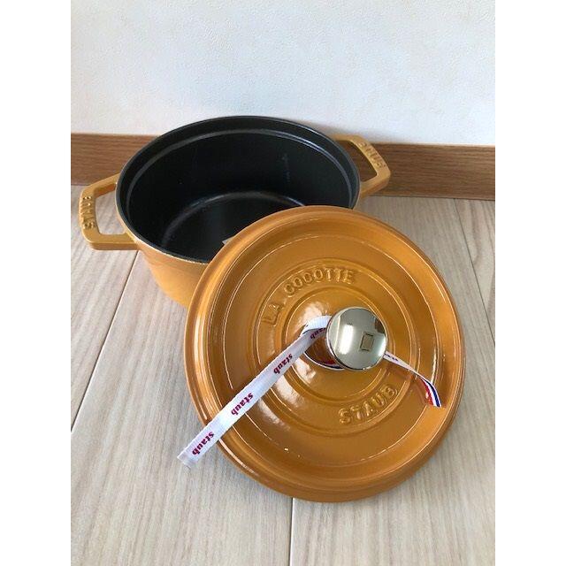 STAUB(ストウブ)の【202】ストウブ ピコ ココット ラウンド 18cm マスタード インテリア/住まい/日用品のキッチン/食器(鍋/フライパン)の商品写真